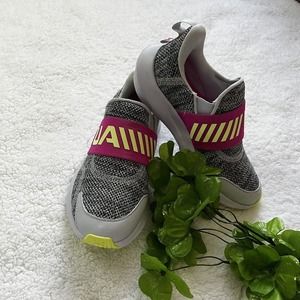 Under Armour Sneakers Girls Kids Youth Size 4.5 pink Gray Outhustle Tennis Shoes